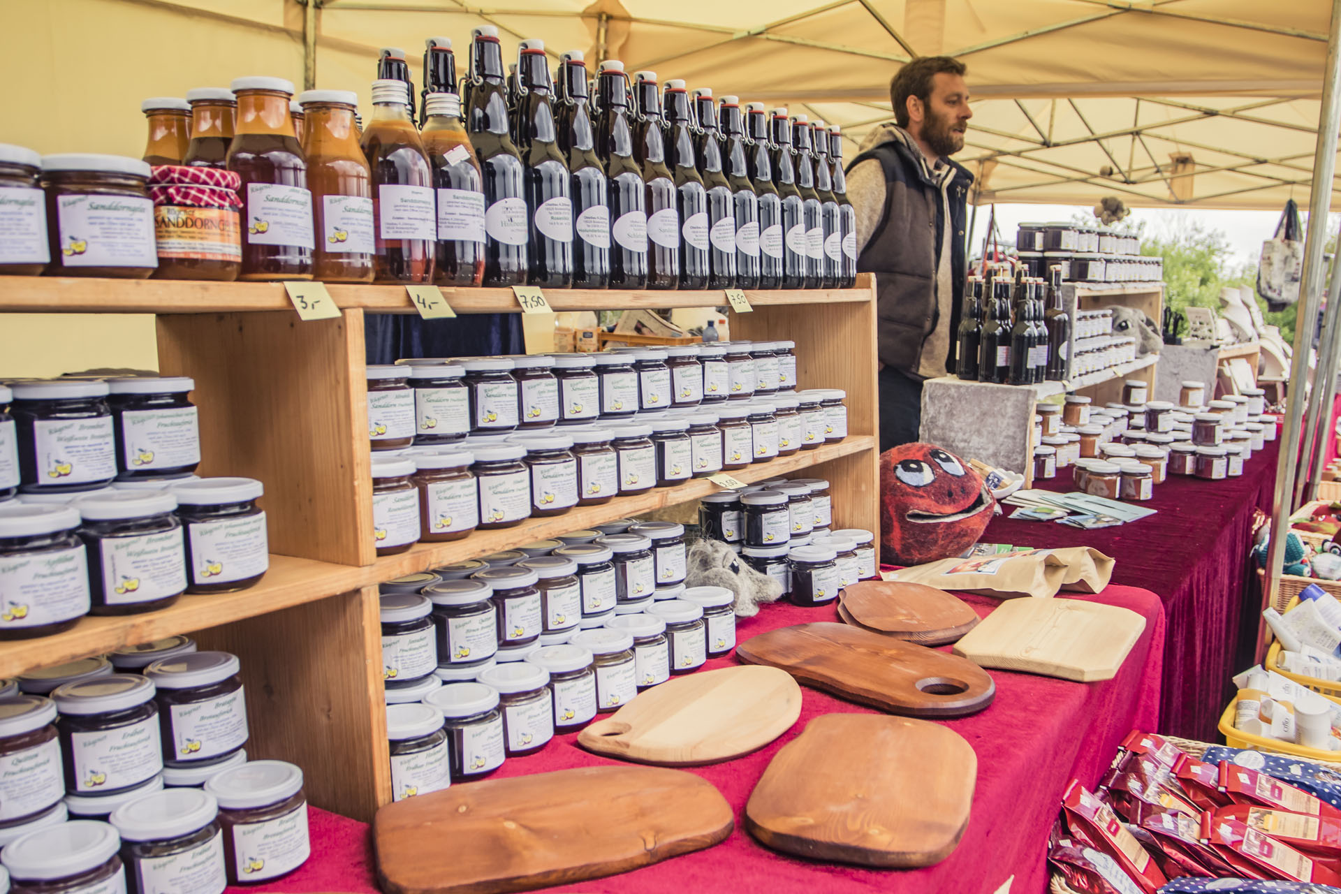 Ein Stand mit verschiedenen Produkten, darunter Holzbretter oder Lebensmitel.